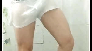 Mr. old tomando banho de cueca branca