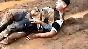 Sexo blithe en un bosque de barro solos y perdidos