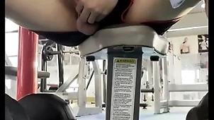 Mr1985 thỦ dâm trong phòng gym