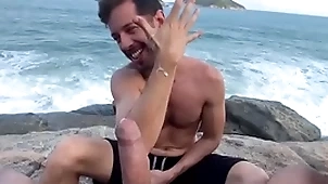 Batendo uma punheta na praia