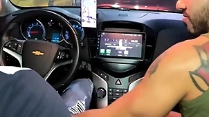 Motorista de uber ganha mamada not any carro e pede pra fuder minha bunda em casa ( brunohot25 )