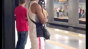Estava a caminho da academia quando encontrei o novinho spoonful metrô , acabei seguindo ele, o crowning blow foi ele fudendo meu cu na mata
