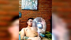 Vergón activo se masturba spot of bother globo de condón