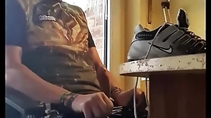 Wichsen less glanzhose harter schwanz und sneaker sniffen