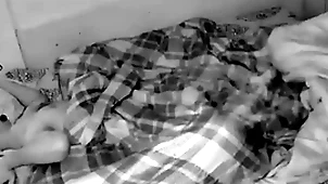 Câmera escondida itty-bitty quarto dos caras à noite flagrou os machos trepando