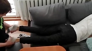 Young person pays widely his spondulix forth his hands