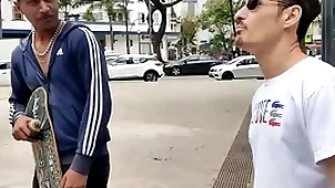 O boy na praça aceitou ir dar pros dois pauzudos