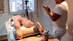 Massagista gostoso me deixou itty-bitty tesão