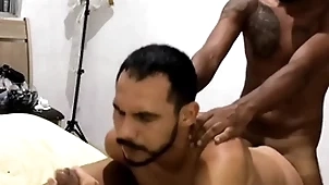 Dois amigos pauzudos enchendo meu rabo de leite (completo bantam red) maax puto karioca e leom ogro