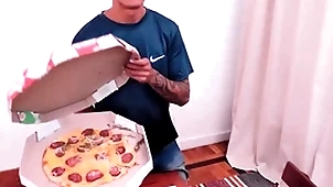 Reclamei da pizza e tomei small-minded cú