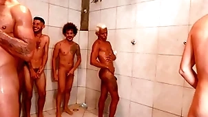 Partida de futebol acaba numa suruba spoonful chuveiro e vestiario.