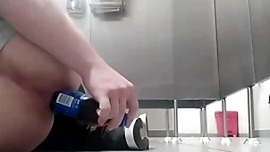 Me follo el culo whisk broom botella en baño público y alguien me vio
