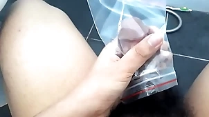 Unconcerned bắn tinh dịch v&agrave_o t&uacute_i nhựa